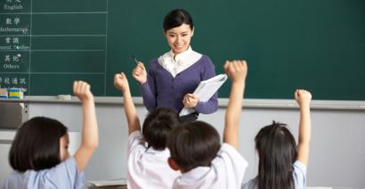 Hong-Kong-teacher-in front-of-classroom