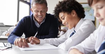 Teacher supporting struggling KS4 secondary English Students with resources