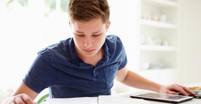 IGCSE Student using Revision Resources