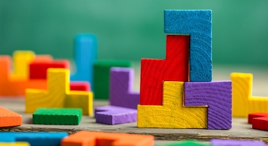 Stacking coloured blocks