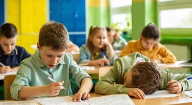 Inclusion children at desk