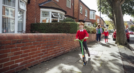 How do children in Scotland travel to school?