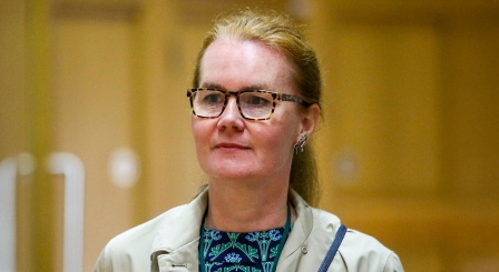 Fiona Robertson is stepping down as Scotland's chief examiner.