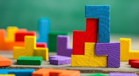Stacking coloured blocks