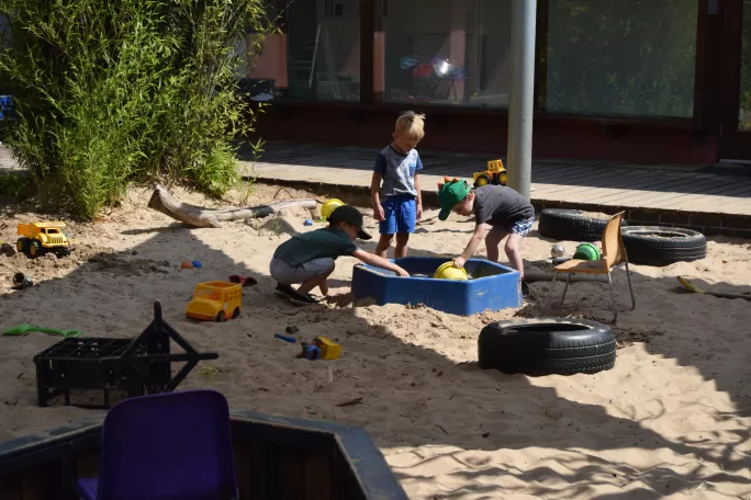 pen green kids on beach