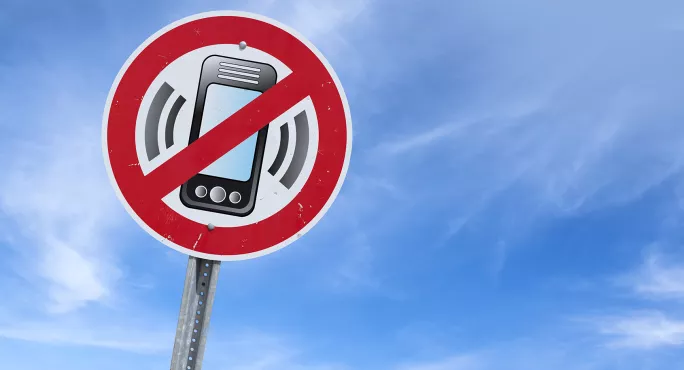 Sir Martyn Oliver says Ofsted will back heads who ban smartphones
